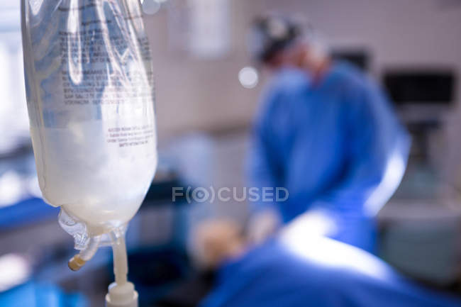 Primer plano del goteo intravenoso en la sala de operaciones del hospital - foto de stock