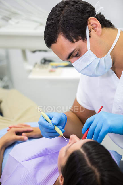Gros plan dentiste faisant un examen oral de la patiente — Photo de stock