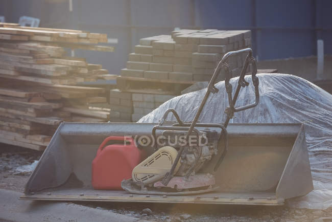 Lâmina de um bulldozer no canteiro de obras — Fotografia de Stock