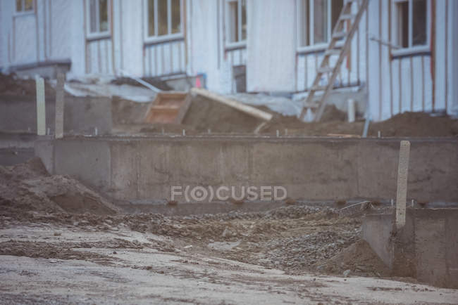 Lama e materiais de construção no estaleiro — Fotografia de Stock