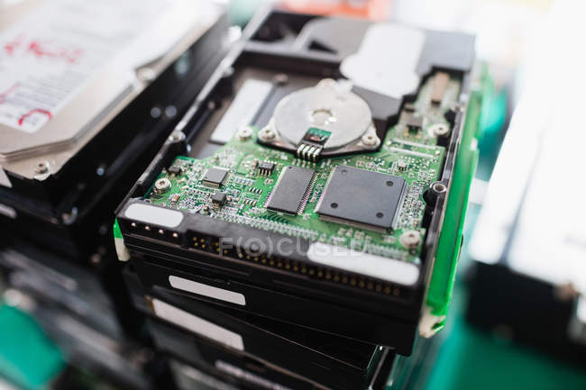 Gros plan d'un disque dur ouvert dans un atelier de réparation — Photo de stock