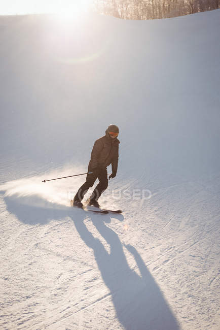 Лижі на лижах на сніжному схилі гори — стокове фото