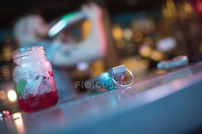 Nahaufnahme eines Cocktailglases mit Zitronenpresse auf dem Tresen in der Bar — Stockfoto