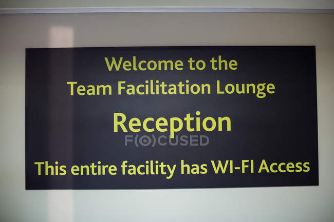 Крупный план информационного табло в аэропорту — стоковое фото