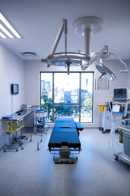 Внутрішній вигляд операційної в лікарні — стокове фото