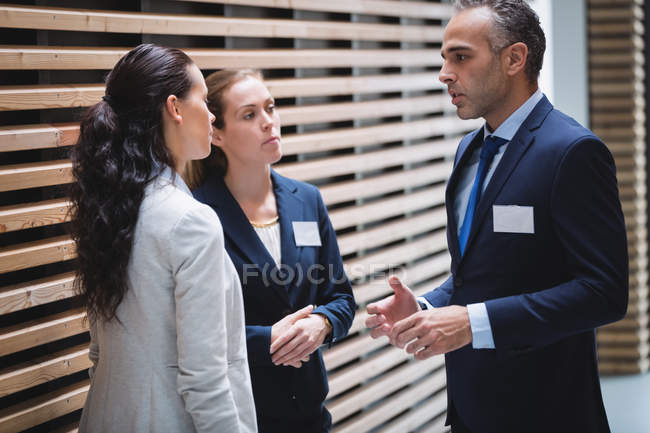 Gente de negocios teniendo una discusión en la oficina - foto de stock