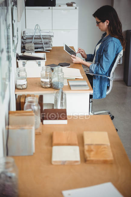Business executive con tablet digitale in ufficio — Foto stock