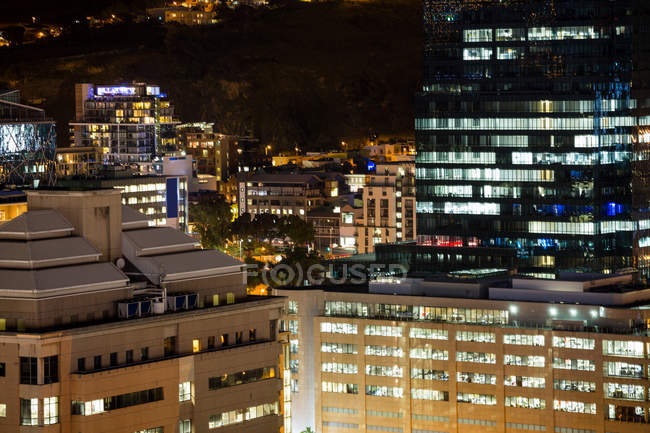 Vista aérea do distrito comercial iluminado à noite — Fotografia de Stock