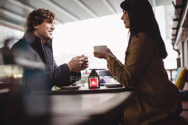 Casal feliz tomando café no restaurante — Fotografia de Stock