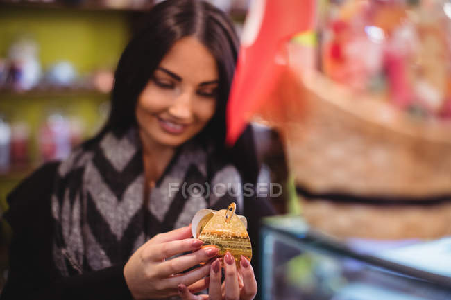 Beautiful woman holding turkish dessert in shop — Stock Photo