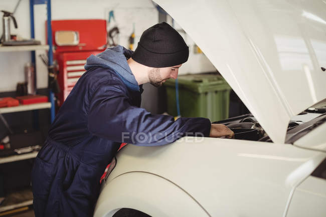 Carro de manutenção mecânica na garagem de reparação — Fotografia de Stock