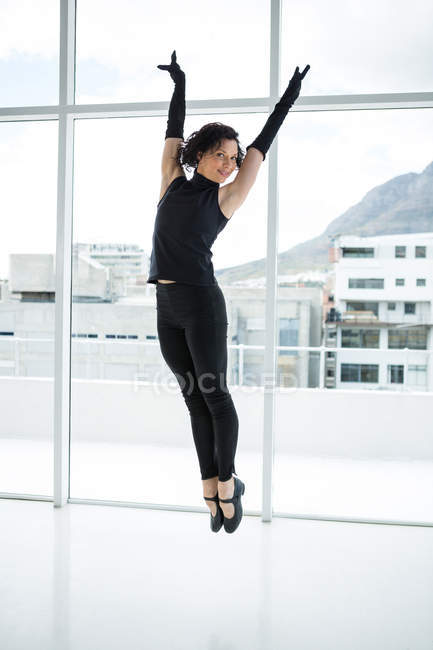 Retrato de dançarina praticando dança no estúdio — Fotografia de Stock