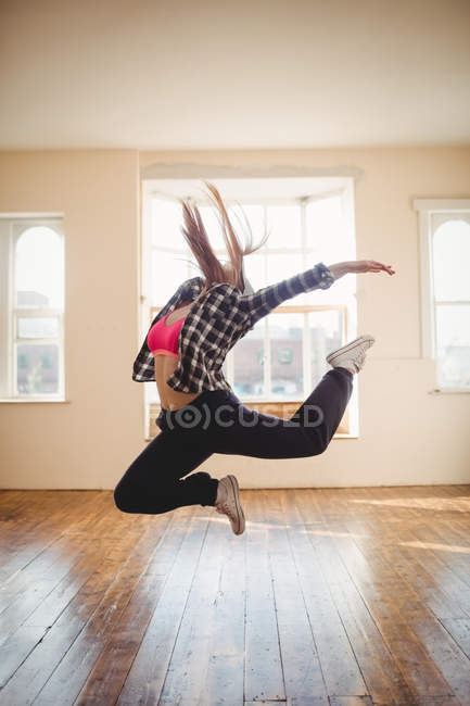 Молодая женщина, практикующая хип-хоп танец в студии — стоковое фото