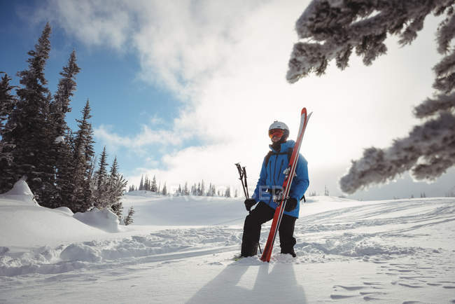 Esqui andando com esqui na montanha coberta de neve — Fotografia de Stock