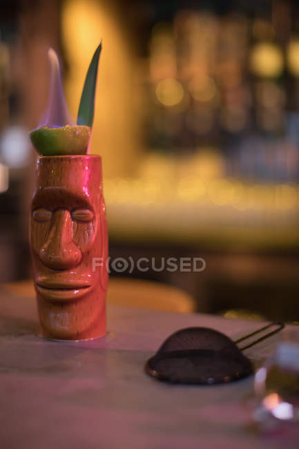 Primer plano de accesorios de bar con taza moai en bar - foto de stock