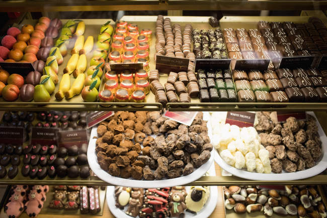 Desserts in der Desserttheke im Supermarkt — Stockfoto