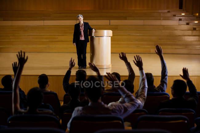 Femme cadre d'entreprise donnant un discours au centre de conférence — Photo de stock