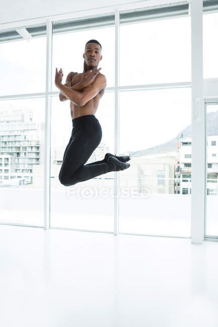 Портрет балерино, що практикує балетний танець в студії — стокове фото