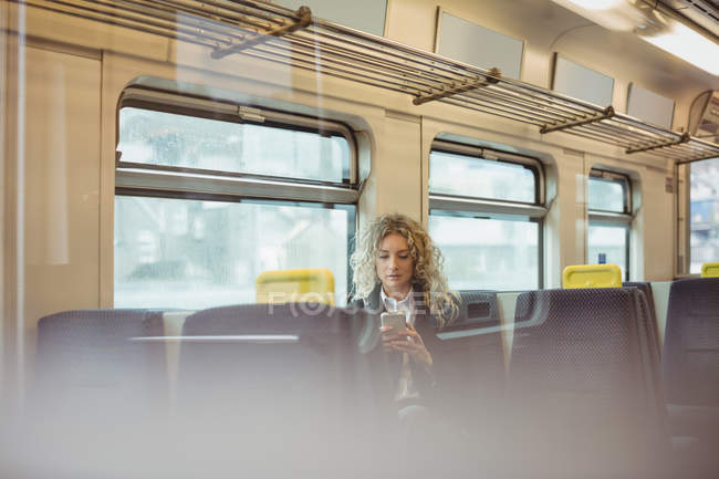 Mitte erwachsene Geschäftsfrau nutzt Handy auf Reisen — Stockfoto