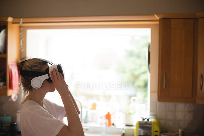 Frau benutzt Virtual-Reality-Headset zu Hause — Stockfoto