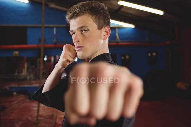 Молодой игрок в карате в фитнес-студии — стоковое фото