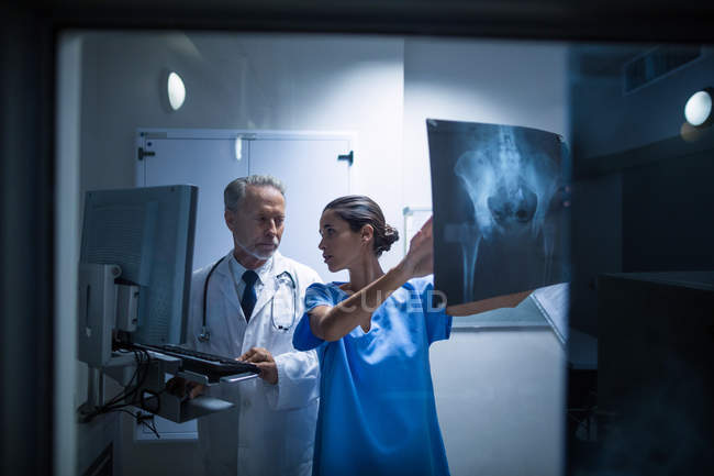 Врач и медсестра осматривают рентген в больнице — стоковое фото