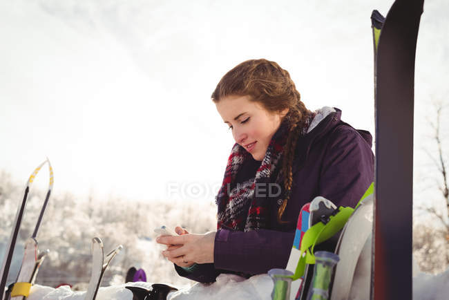 Mulher em seu smartphone nas montanhas — Fotografia de Stock