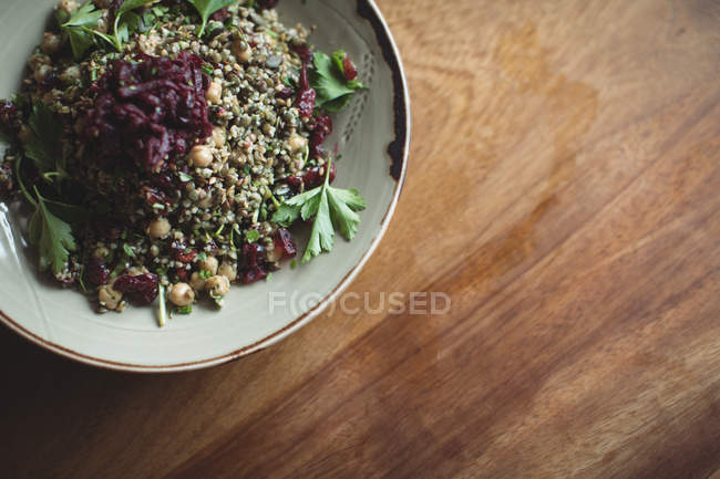 Ansicht von gesundem Salatteller auf Holztisch — Stockfoto