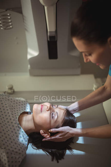 Жіночий пацієнт проходить рентгенівський тест у лікарні — стокове фото