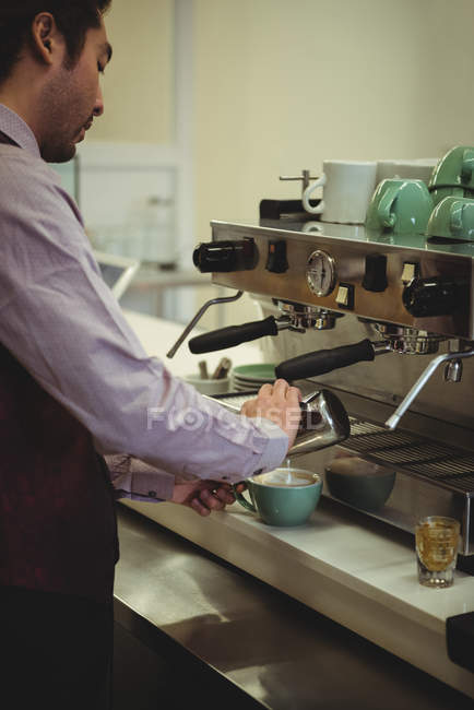Hombre en la cafetería preparando café en la cafetería - foto de stock