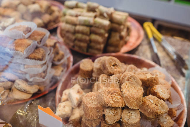 Nahaufnahme türkischer Süßigkeiten an der Theke im Geschäft — Stockfoto