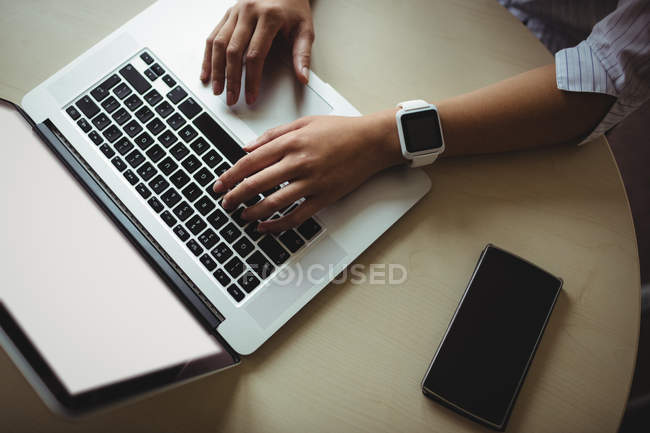 Hände der Geschäftsfrau arbeiten im Büro am Laptop — Stockfoto