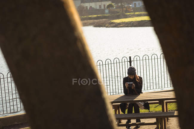 Mujer mirando fotos en cámara digital en un día soleado - foto de stock