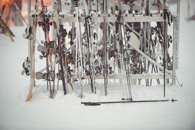 Equipamento de esqui armazenado fora — Fotografia de Stock