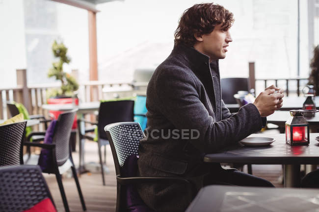 Mittlerer erwachsener Mann beim Kaffee im Restaurant — Stockfoto