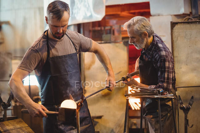 Equipe de soprador de vidro formando e moldando um vidro fundido na fábrica de sopro de vidro — Fotografia de Stock