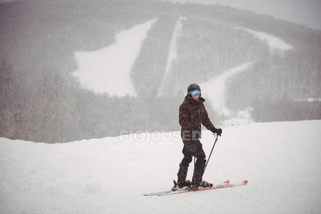 Людина катається на лижах на горі — стокове фото