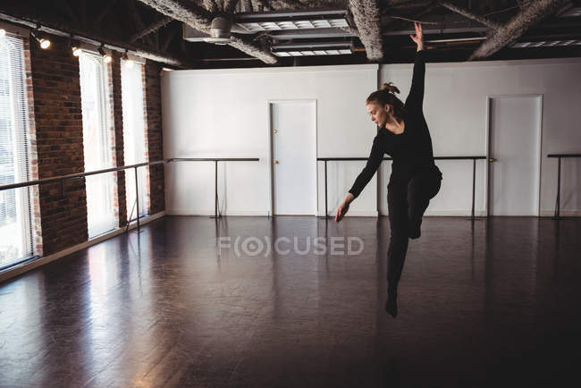Молода жінка виконує сучасний танець в танцювальній студії — стокове фото