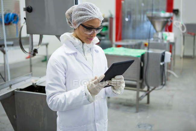 Técnica feminina usando tablet digital na fábrica de carne — Fotografia de Stock