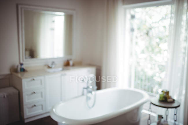 Salle de bain vide avec baignoire et coffre de salle de bain à la maison — Photo de stock