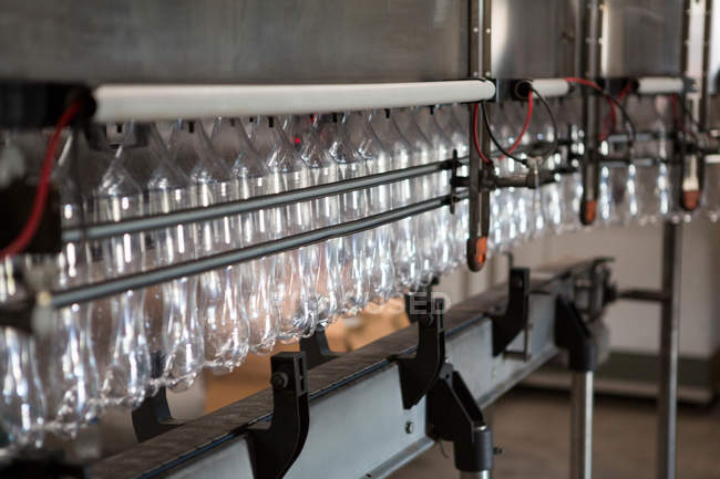 Fila de garrafas vazias na linha de produção na fábrica de bebidas frias — Fotografia de Stock