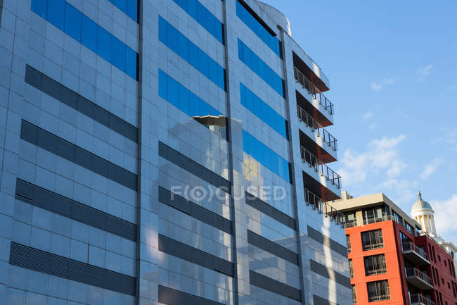Edifici per uffici in città con architettura moderna, vista a basso angolo — Foto stock