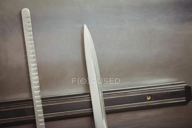 Primo piano del coltello sulla parete magnetica del ristorante — Foto stock
