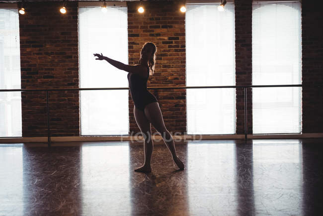 Bailarina practicando danza de ballet en el estudio de ballet - foto de stock