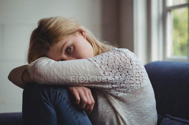 Porträt schöne Frau sitzt auf Sofa im Wohnzimmer zu Hause — Stockfoto