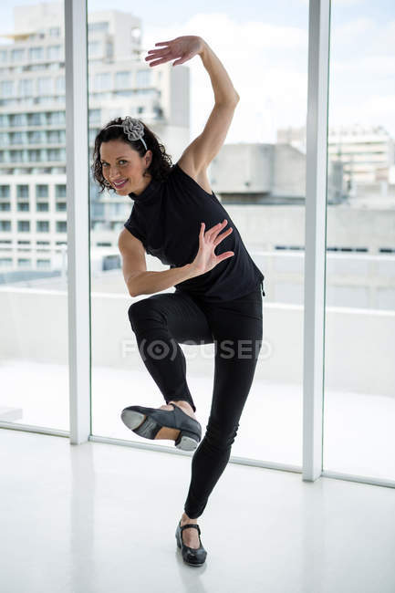 Portrait of dancer practicing dance in the studio — Stock Photo
