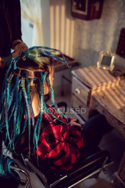 Крупним планом красивий стиль клієнтів волосся в магазині дредлоків — стокове фото