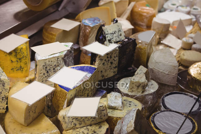 Крупный план сорта сыра на прилавке — стоковое фото