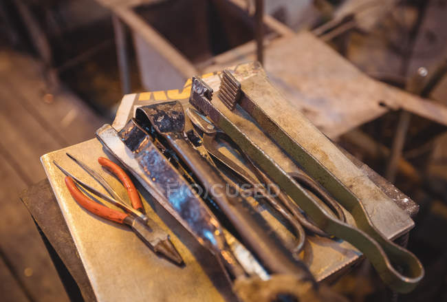 Primo piano dello strumento di soffiaggio del vetro presso la fabbrica di soffiaggio del vetro — Foto stock
