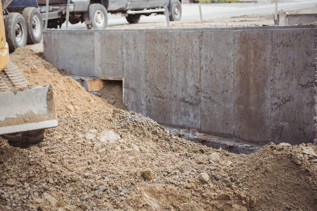 Выравнивание бульдозером выброшенной грязи на строительной площадке — стоковое фото
